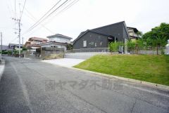 前面道路は5ｍ。 並列駐車で車もスムーズにお停めできます＾＾ 交通量が少ないためお子様がいるご家庭でも安心です＾＾