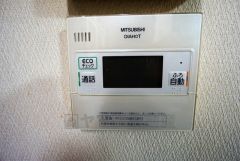 湯張り、追い炊き、足し湯がボタン一つで楽々操作できる給湯機リモコンです。忙しい夕飯準備の時間帯に重宝しますね。