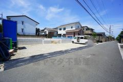 住人以外の車の進入も少なく、小さなお子様を持つご家庭にも安心です。大型車の通行が少なく、騒音や振動が少ないので静かで快適な生活を送れます。