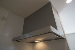 お手入れが簡単なスリム型レンジフードです。調理により発生する油煙や臭いを吸い込み、屋外へ排気してくれます。