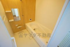 1日の疲れを癒すくつろぎのバスルーム。足を伸ばしてもゆったりと入れるサイズです。お子様と一緒にお風呂に入っても狭くないですね^^