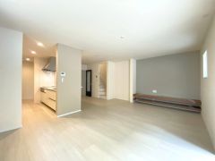 くつろぎを愉しむリビングルームは憩いの場となります。大きなテーブルやソファーを置いて、家族が集まる居心地の良い空間に＾＾