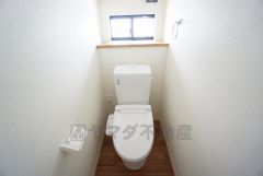 温水洗浄機付トイレです。節水機能もあるので、安心して使えますね。もちろん、1階2階の2ヶ所にトイレがあるので、忙しい朝にもゆとりができますね。