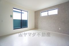 デザインクロスが2階洋室の雰囲気を上品に仕上げています。いつもと違う雰囲気のお部屋をお楽しみください。