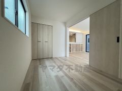 明るい洋室です。ナチュラル色のフローリングで開放的な優しい雰囲気になっています＾＾ベッドや机、ＴＶを置いてもゆとりのある広さです。
