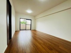 大きな窓のあるリビングは、陽光あふれる明るい空間です。居心地良く、ご家族皆がゆったり寛げる憩いの空間となりそうです。