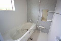 1日の疲れを癒すくつろぎのバスルーム。足を伸ばしてもゆったりと入れるサイズです。お子様と一緒にお風呂に入っても狭くないですね^^