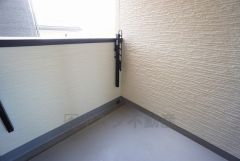 インナーバルコニーは洗濯物を守りやすく、眩しすぎる日差しも和らげます。 南側に面した大型のバルコニーは日当たり良好です。お洗濯物も気持ちよく干せそうです。