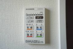 雨の日の洗濯も安心できる浴室暖房乾燥機付き浴室。リモコンで操作もボタン1つで簡単です。