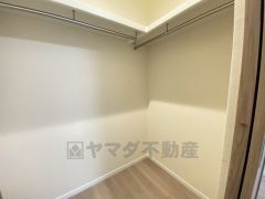収納力豊富なウォークインクローゼット付き。洋服や小物などを1箇所にまとめて美しい収納を実現します。