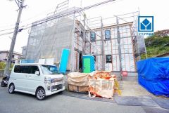 西鉄五条駅まで徒歩13分。 西鉄バス五条台停まで徒歩1分。 コンビニまで徒歩9分。太宰府東小中学校まで徒歩12分圏内＾＾