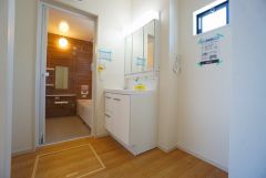 三面鏡つき洗面台。収納も一体型になっているので、ドライヤーやヘアアイロンの置き場に困りませんね。