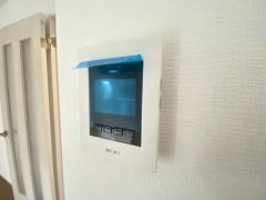 防犯性、セキュリティ対策に安心できるテレビモニター付きインターフォンです。セールスマン対策にもなり安心できます。