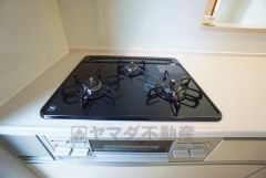 同時にたくさんの料理が調理できる3口コンロ。長時間熱を通しておきたい煮込み料理を作りながら、炒め物など同時進行で進められます。