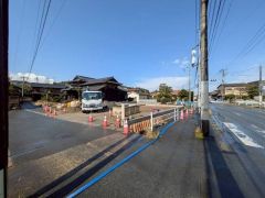 前面道路は公道北東側約8.7ｍ、北側約5ｍ、南側約4ｍ。設備仕様も充実した新築戸建です。