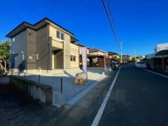 前面道路は広々6.5ｍと駐車がスムーズにできます＾＾