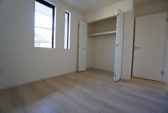 木目調のシンプルデザインで落ち着きと安らぎの空間に仕上げています。各部屋に収納が完備されているので、お荷物が多くなっても安心の設計です。