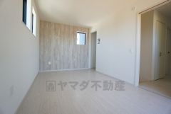 住む人のこだわりを活かす洋室＾＾日当たりがよく、寝室としての利用もおすすめ。広めのクローゼットもあり荷物もすっきり片付けれ、ゆとりのある暮らしが出来ます＾＾