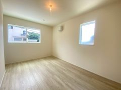 主寝室としてお使いいただけそうなこちらのお部屋は、日当たりが良く、爽やかな風を感じて起きる朝は、快適生活の始まりに。