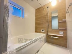 1日の疲れを癒すくつろぎのバスルーム。足を伸ばしてもゆったりと入れるサイズです。お子様と一緒にお風呂に入っても狭くないですね^^