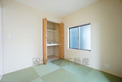 同仕様写真。リビングからの続き間として和室をご用意しました。普段はリビングとつなげて開放的なスペースとして。来客時には客間としてお使いいただけます。