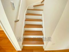 ご年配の方でも安心できる、手すり付き階段です＾＾段差も低めで設定されてますので安全性にも優れてますね＾＾