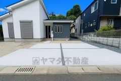 カースペースは停めやすい並列駐車2台付き＾＾ 前面道路は約5ｍ、間口が広く駐車がスムーズにできます＾＾