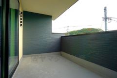 南側に面したバルコニーは日当たり良好です。お洗濯物も気持ちよく干せそうです。