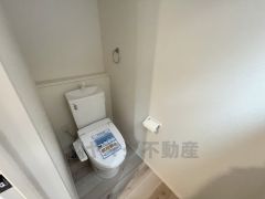 温水洗浄機付トイレです。節水機能もあるので、安心して使えますね。もちろん、1階2階の2ヶ所にトイレがあるので、忙しい朝にもゆとりができますね。