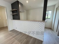 デザインクロスがオシャレな棚付きキッチン。