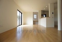 同仕様写真。家族が集まる開放的なリビング。約19帖の大空間で毎日のお食事が楽しみです＾＾思い思いの時間を過ごしたり、家族みんなで食事をしたり、素敵な団らんの場になりますね。