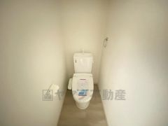 温水洗浄機付トイレです。節水機能もあるので、安心して使えますね。