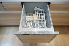 同仕様写真。家事の時間が短縮できる食器洗浄乾燥機付。後片付けもラクラクです。 食器を洗う手間が減るので家族とのコミュニケーションの時間や自分の時間が増えますね。