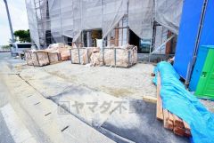 前面道路は南側8.1ｍ。 カースペース2台＾＾ ご夫婦で1台ずつ所有出来ます＾＾