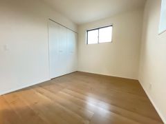 木目調のシンプルデザインで落ち着きと安らぎの空間に仕上げています。各部屋に収納が完備されているので、お荷物が多くなっても安心の設計です。