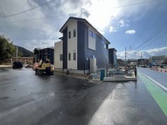 前面道路は広々6ｍと、離合や駐車がスムーズにできます＾＾カースペースは停めやすい駐車2台付き。洗車もゆったり。