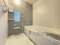 1日の疲れを癒すくつろぎのバスルーム。足を伸ばしてもゆったりと入れるサイズです。お子様と一緒にお風呂に入っても狭くないですね^^