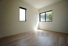 同仕様写真。2面採光を確保した明るい室内は、風通しも良く、大変居心地の良い空間となっております。爽やかな風を感じて起きる朝は、快適生活の始まりに。