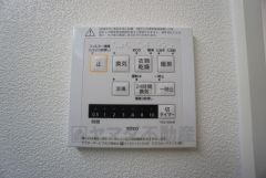 雨の日の洗濯も安心できる浴室暖房乾燥機付き浴室。リモコンで操作もボタン1つで簡単。 浴室暖房乾燥機には、暖房、乾燥、涼風、換気の4つの機能が付いています。タイマー付きです。