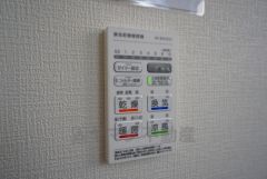 浴室暖房乾燥機付き。天候に左右されず、いつでも好きなときに洗濯物を干せるので、仕事や家事で忙しい方に重宝します。