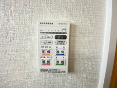 雨の日の洗濯も安心できる浴室暖房乾燥機付き浴室。リモコンで操作もボタン1つで簡単。 浴室暖房乾燥機には、暖房、乾燥、涼風、換気の4つの機能が付いています。タイマー付きです。