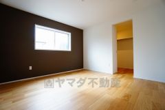 同仕様写真。明るい洋室です。ナチュラル色のフローリングで開放的な優しい雰囲気になっています＾＾ベッドや机、ＴＶを置いてもゆとりのある広さです。