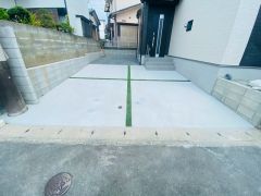駐車スペースはゆとりある2台分を確保。マイカー用に、お客さま用に、余裕を持ってご利用いただけます^^