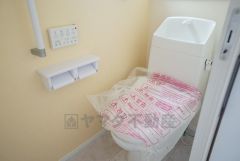 温水洗浄機付トイレです。節水機能もあるので、安心して使えますね。もちろん、1階2階の2ヶ所にトイレがあるので、忙しい朝にもゆとりができますね。