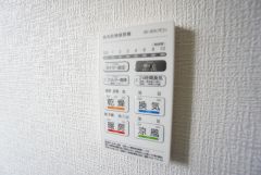 浴室暖房乾燥機には、暖房、乾燥、涼風、換気の4つの機能が付いています。タイマー付きです。