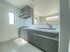 対面式カウンターキッチンでお子様の様子が見守れます。カウンタートップは耐熱性に優れており、日ごろのお掃除もふき取るだけでＯＫ。ステンレスシンクも簡単にお掃除できますよ。