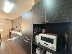 壁側の建て付けの食器棚など全ての収納がキッチンハウス製となっています。