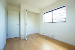 明るい洋室です。ナチュラル色のフローリングで開放的な優しい雰囲気になっています＾＾ベッドや机、ＴＶを置いてもゆとりのある広さです。