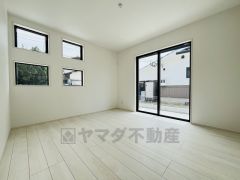 住む人のこだわりを活かす洋室＾＾日当たりがよく、寝室としての利用もおすすめ。広めのクローゼットもあり荷物もすっきり片付けれ、ゆとりのある暮らしが出来ます＾＾