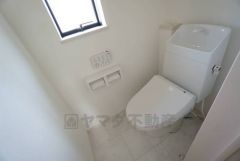 温水洗浄機付トイレです。節水機能もあるので、安心して使えますね。もちろん、1階2階の2ヶ所にトイレがあるので、忙しい朝にもゆとりができますね。